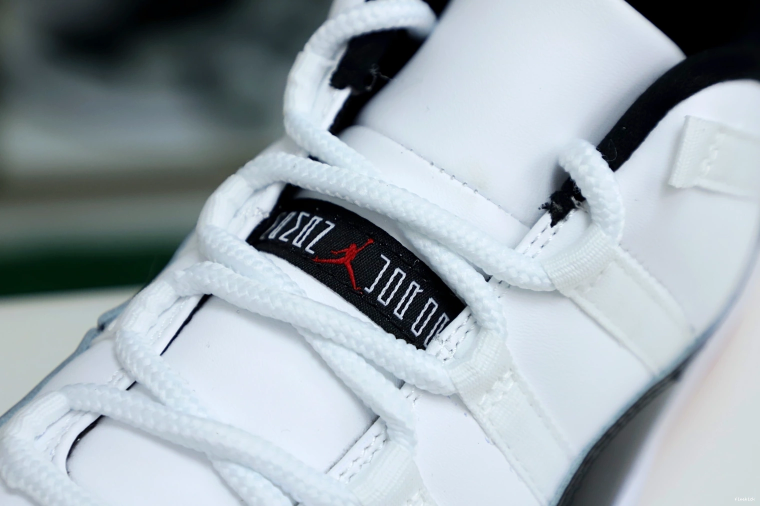 AIR WHITE 11 JORDAN BRED LOW 0716